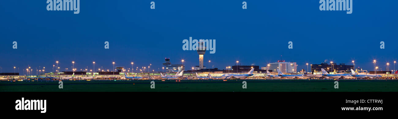 Niederlande, Haarlemmermeer, Amsterdam Schiphol Airport, zu dämmern. Stockfoto