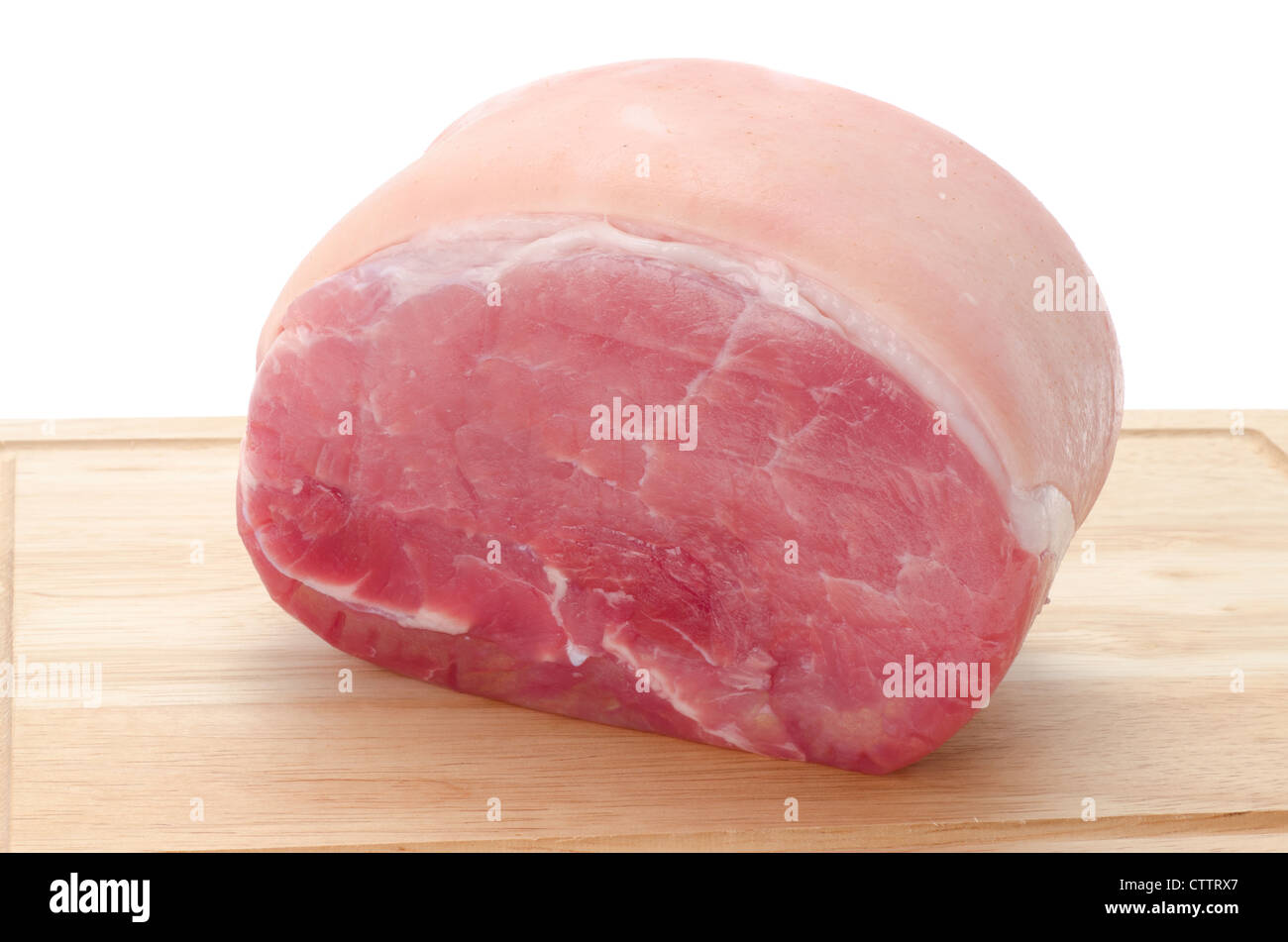 Ein ohne Knochen Schweinefleisch Gammon Gelenk auf ein Holzbrett - Studio gedreht mit weißem Hintergrund Stockfoto