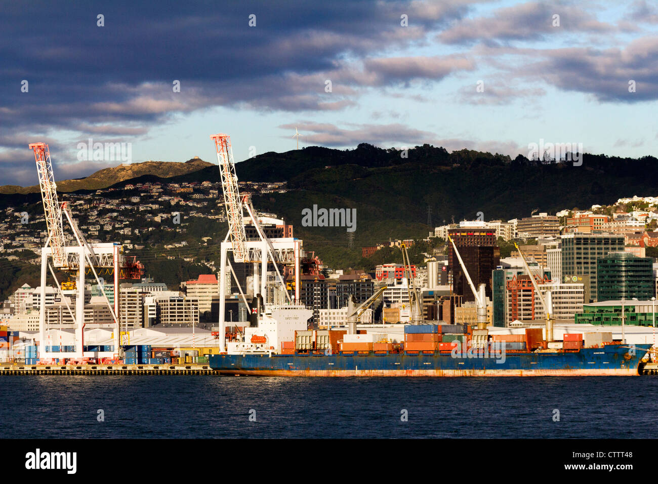 Containerschiff entladen in Wellington, New Zealand, Sonnenaufgang Stockfoto