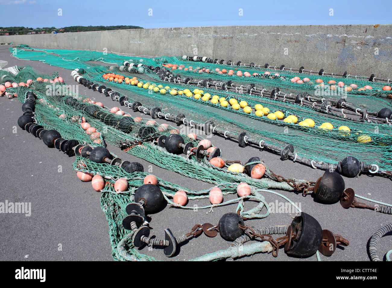 Fischernetze trocknen in einem Hafen auf der Insel Bornholm in Dänemark Stockfoto