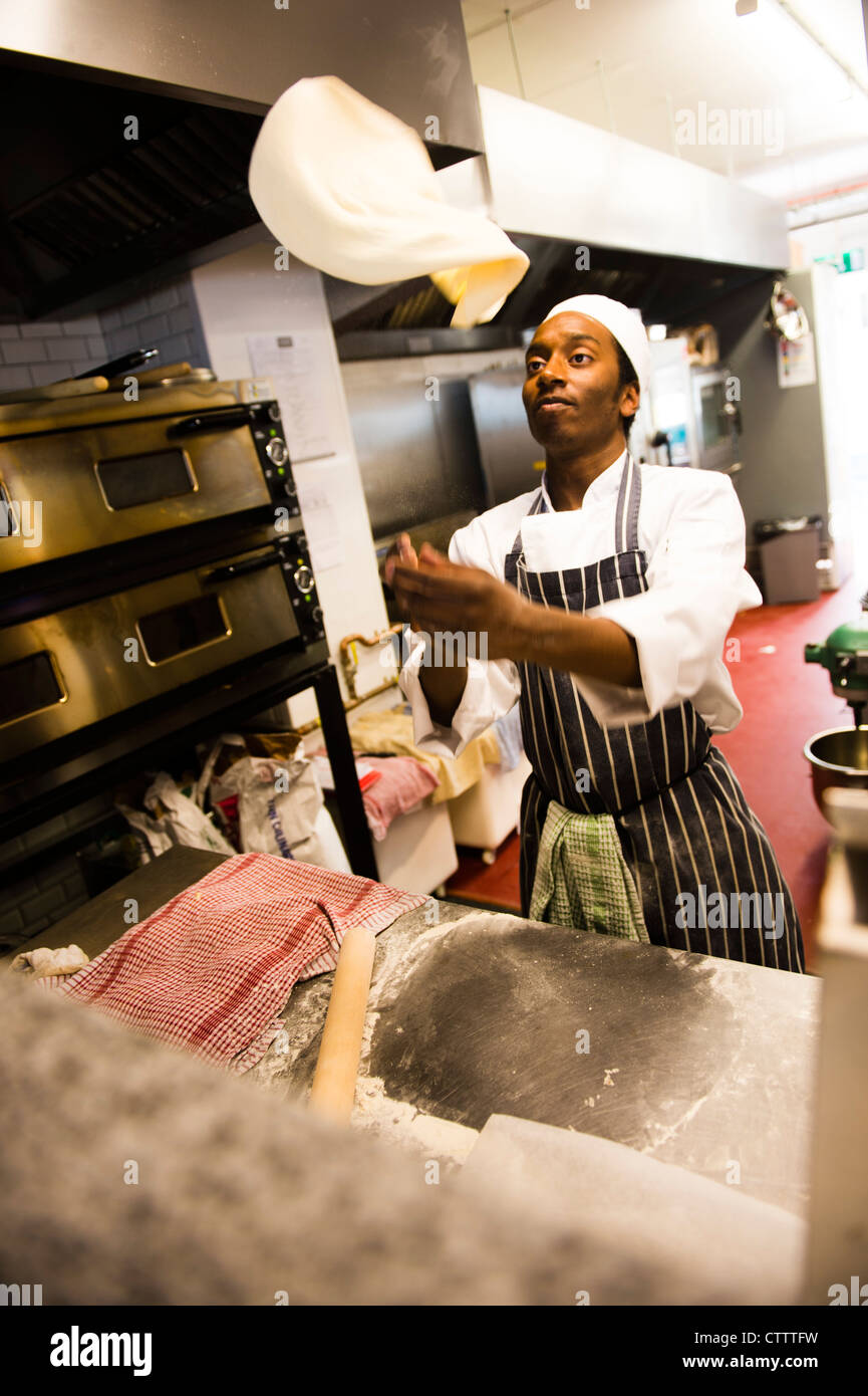 Ein Koch bereitet den Pizzateig Basis in BARAVIN, einem neuen Pizzeria Café Bar Bistrorestaurant in Aberystwyth, Wales, UK Stockfoto