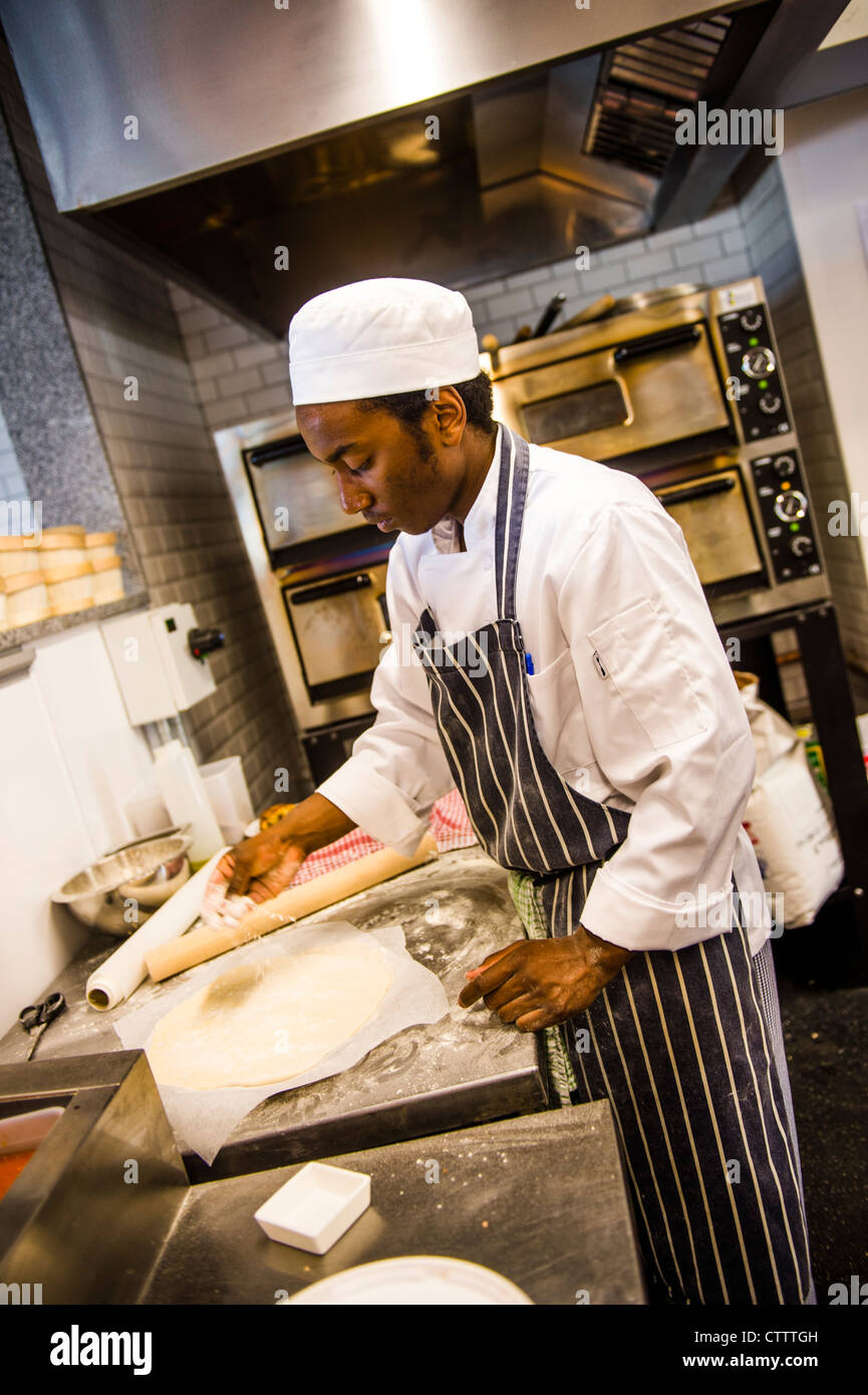 Ein Koch bereitet den Pizzateig Basis in BARAVIN, einem neuen Pizzeria Café Bar Bistrorestaurant in Aberystwyth, Wales, UK Stockfoto