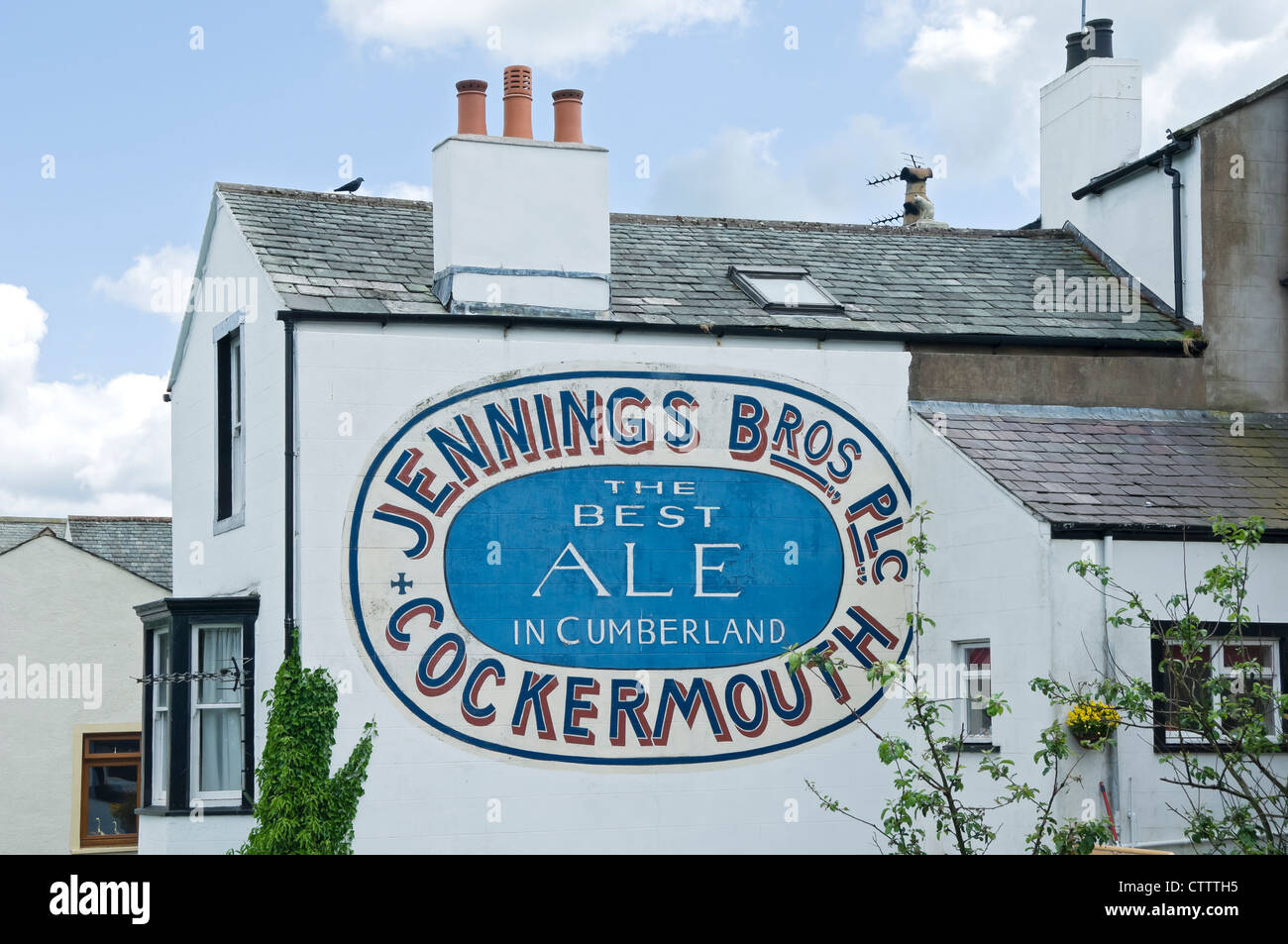 Nahaufnahme des Jennings Bros Brauerei Ale Schild auf gemalt Gebäude Cockermouth Cumbria England Vereinigtes Königreich GB Großbritannien Stockfoto