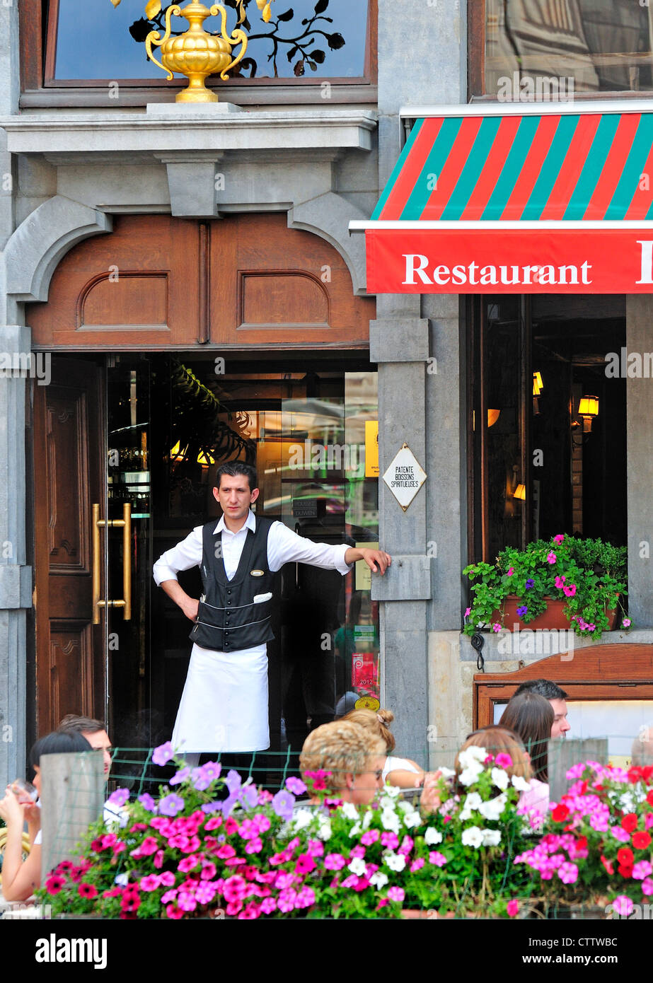 Brüssel, Belgien. Die Grand Place. Kellner vor restaurant Stockfoto