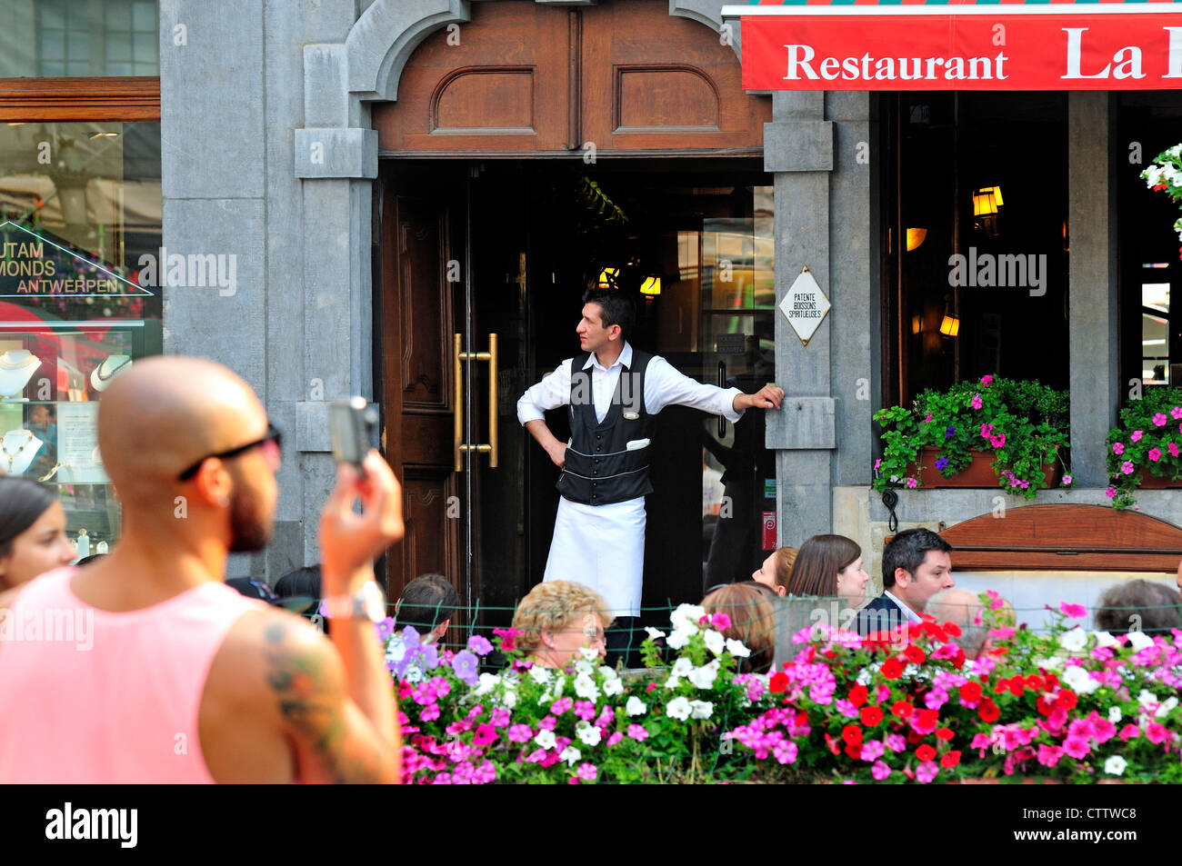 Brüssel, Belgien. Kellner vor Restaurant auf der Grand Place. Stockfoto
