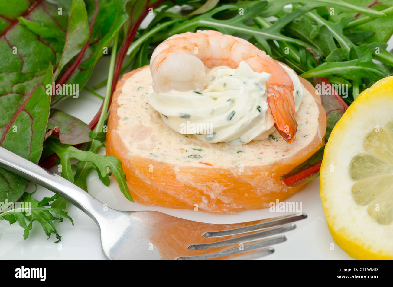 Garnelen, Lachs, Krabben und Hummer Mousse verpackt in Räucherlachs, serviert mit einem grünen Salat und einem Hauch von Zitrone - Studio gedreht Stockfoto