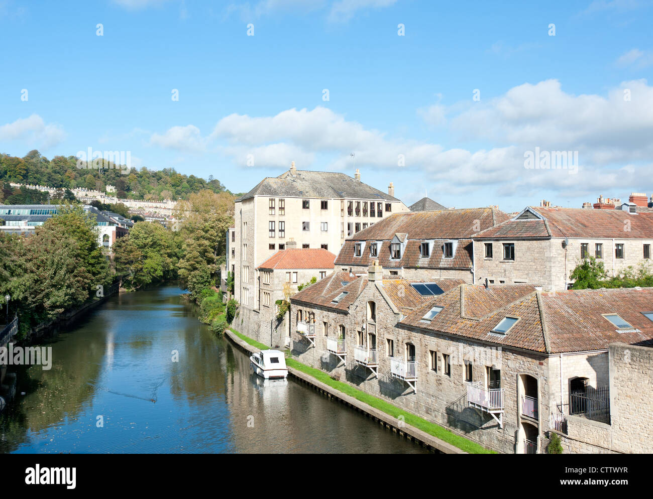 Der Fluss Avon, der durchläuft die Stadt Bath in Somerset, Großbritannien Stockfoto