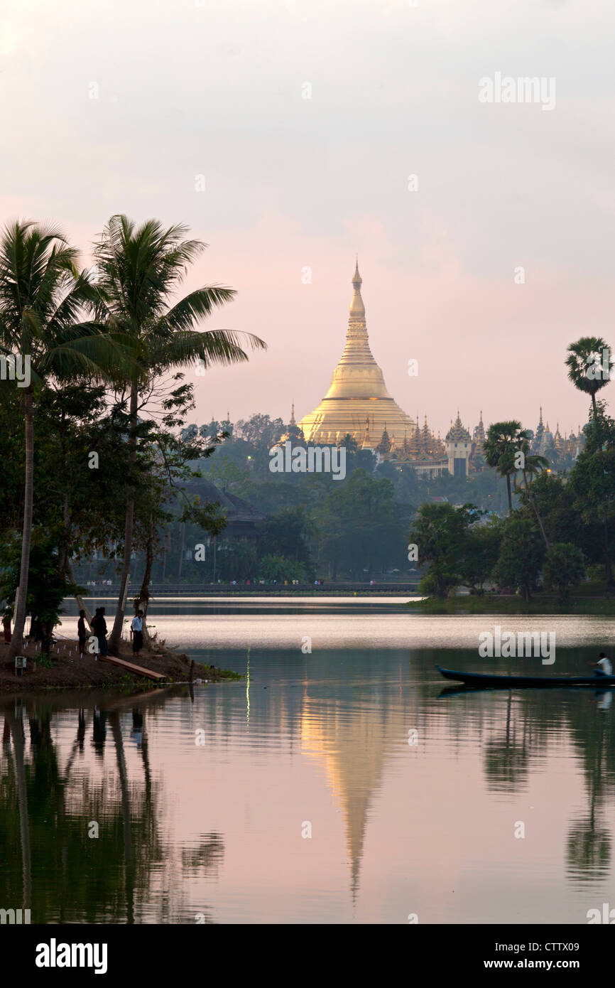 Shwedagon-Pagode und Kandawgyi See, Yangon, Myanmar Stockfoto