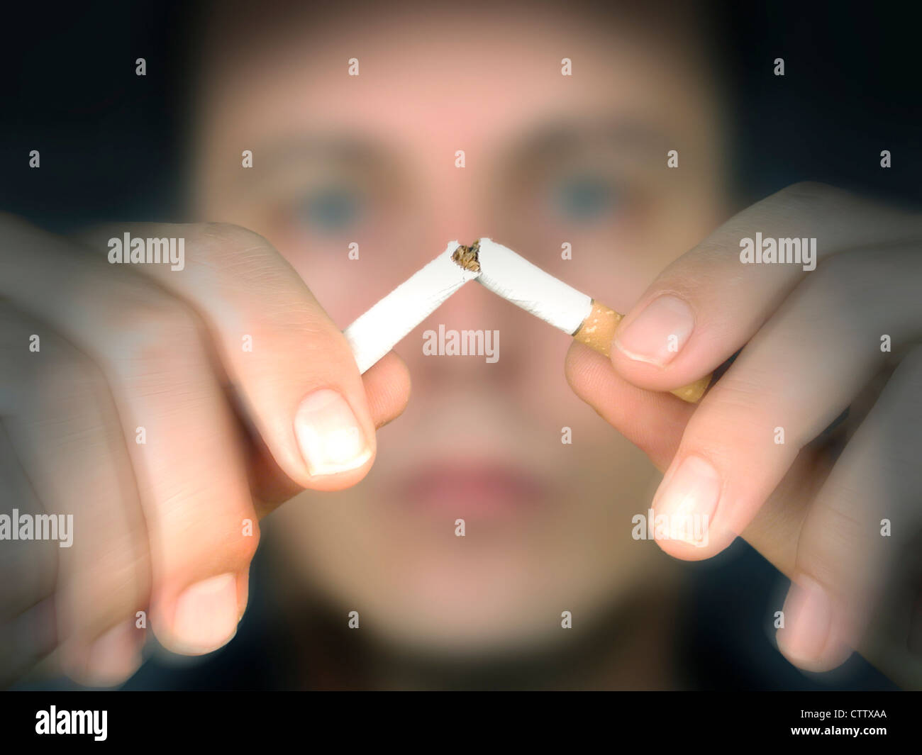 Rauscher Zerbricht Eine Zigarette Stockfoto