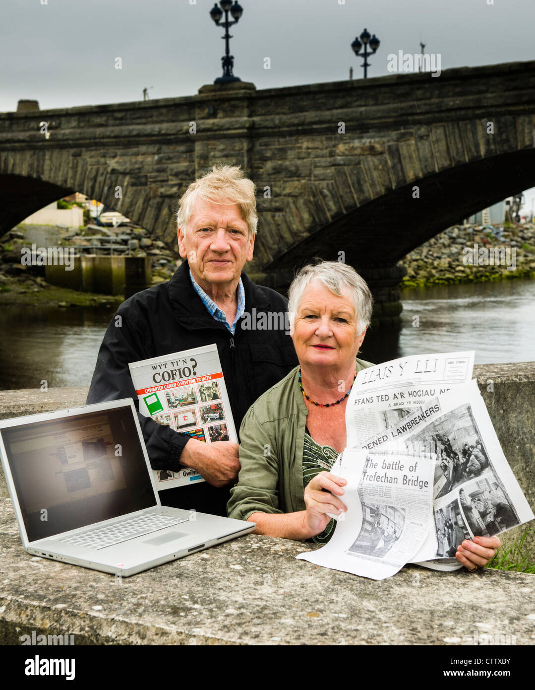 Megan und Gwilym Tudur, die an den ersten jemals Sit-Down Protest von Cymdeithas Jahr Iaith bei Trefechan Brücke Aberystwyth teilgenommen Stockfoto