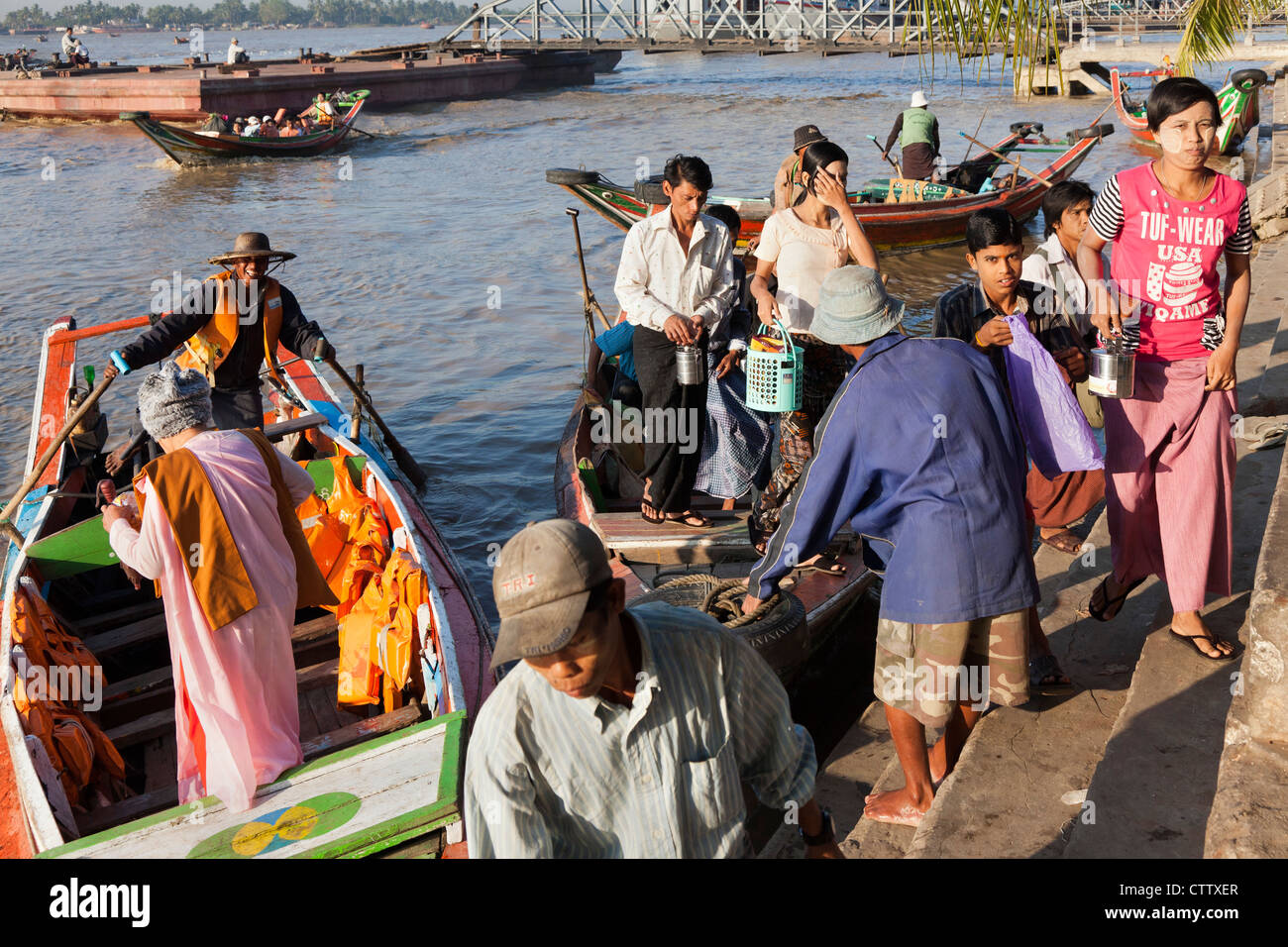 Fähren am Steg am Yangon River, Yangon, Myanmar Stockfoto