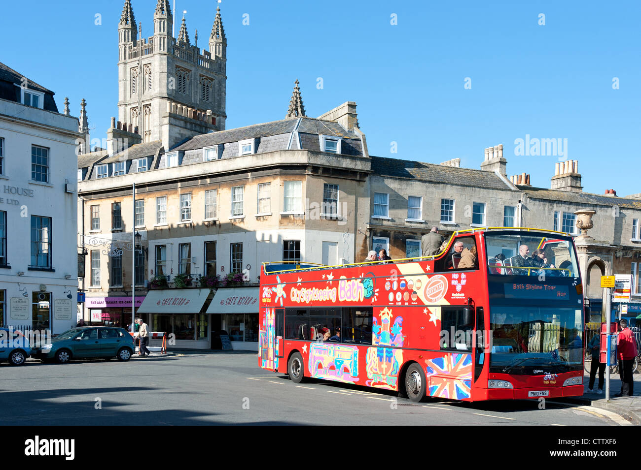 Eine Sightseeing Tour-Bus in die Stadt Bath in Somerset, Großbritannien Stockfoto