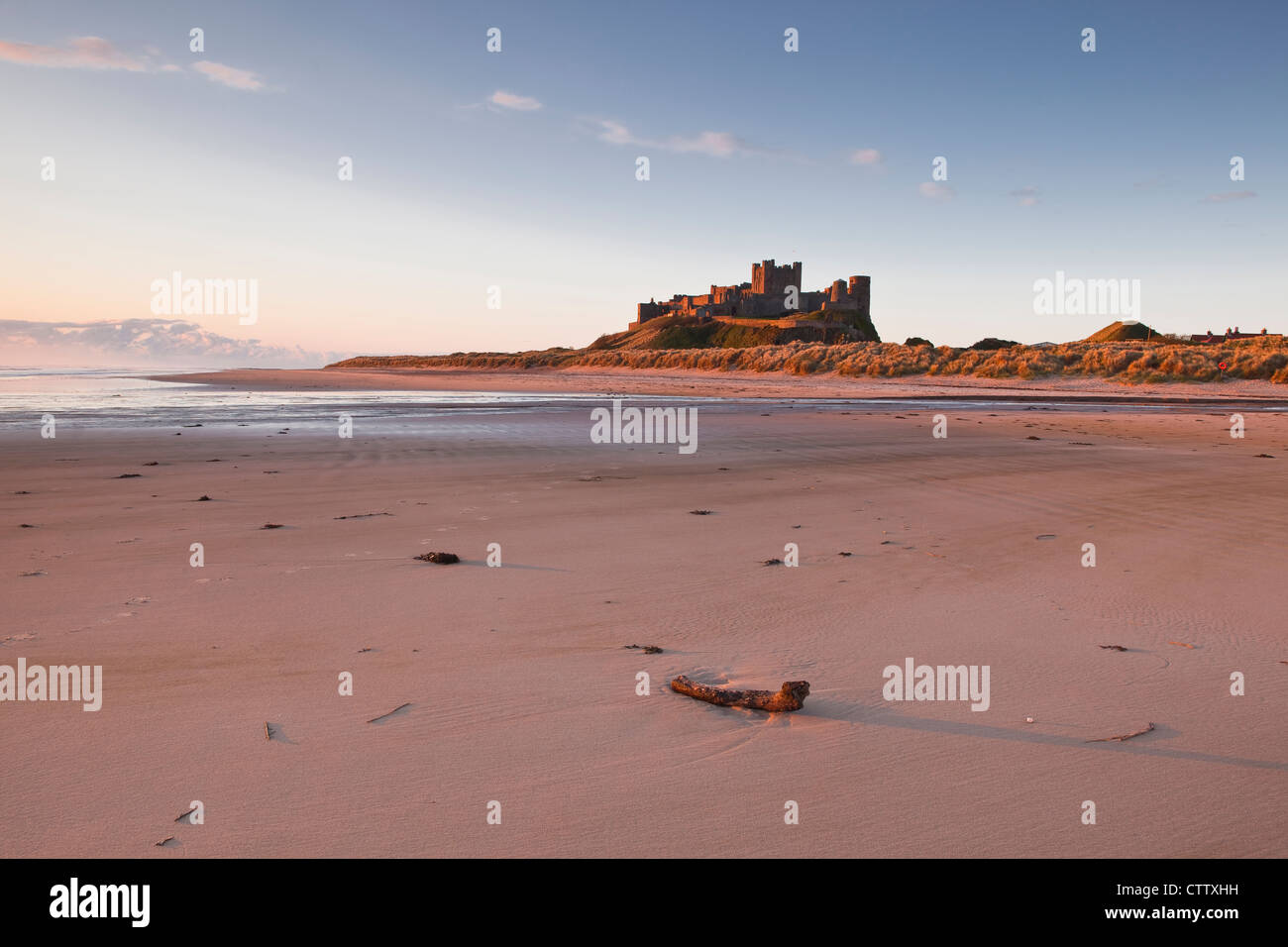 Bamburgh Castle in Northumberland im Morgengrauen. Stockfoto