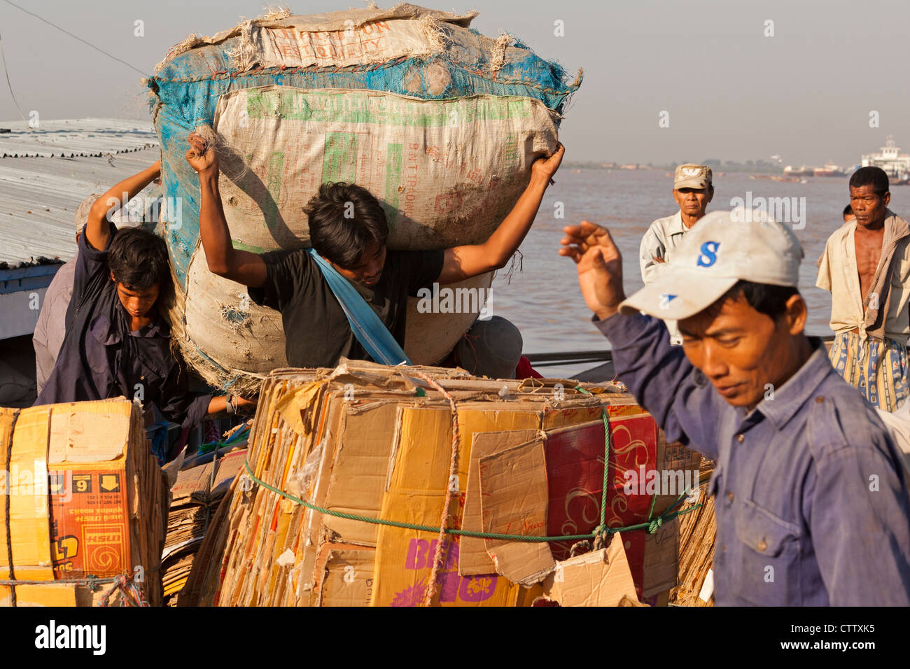 Entladung Boote am Steg am Fluss Yangon, Myanmar Stockfoto