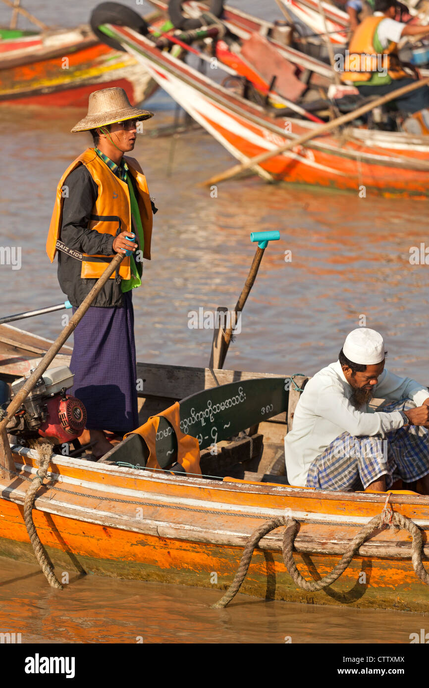 Fähren am Yangon River, Yangon, Myanmar Stockfoto