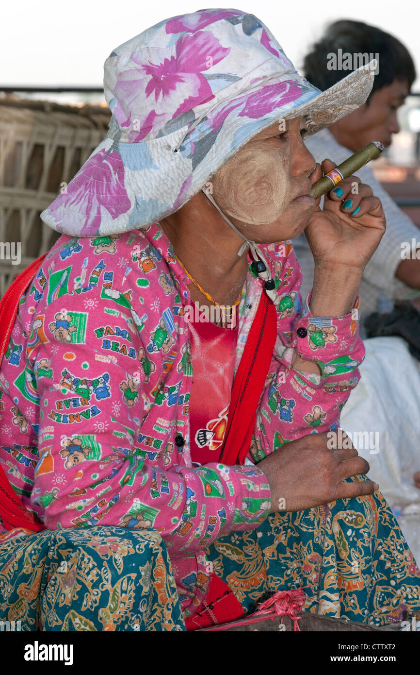 Burmesische Dame, rauchende Zigarre, Yangon, Myanmar Stockfoto
