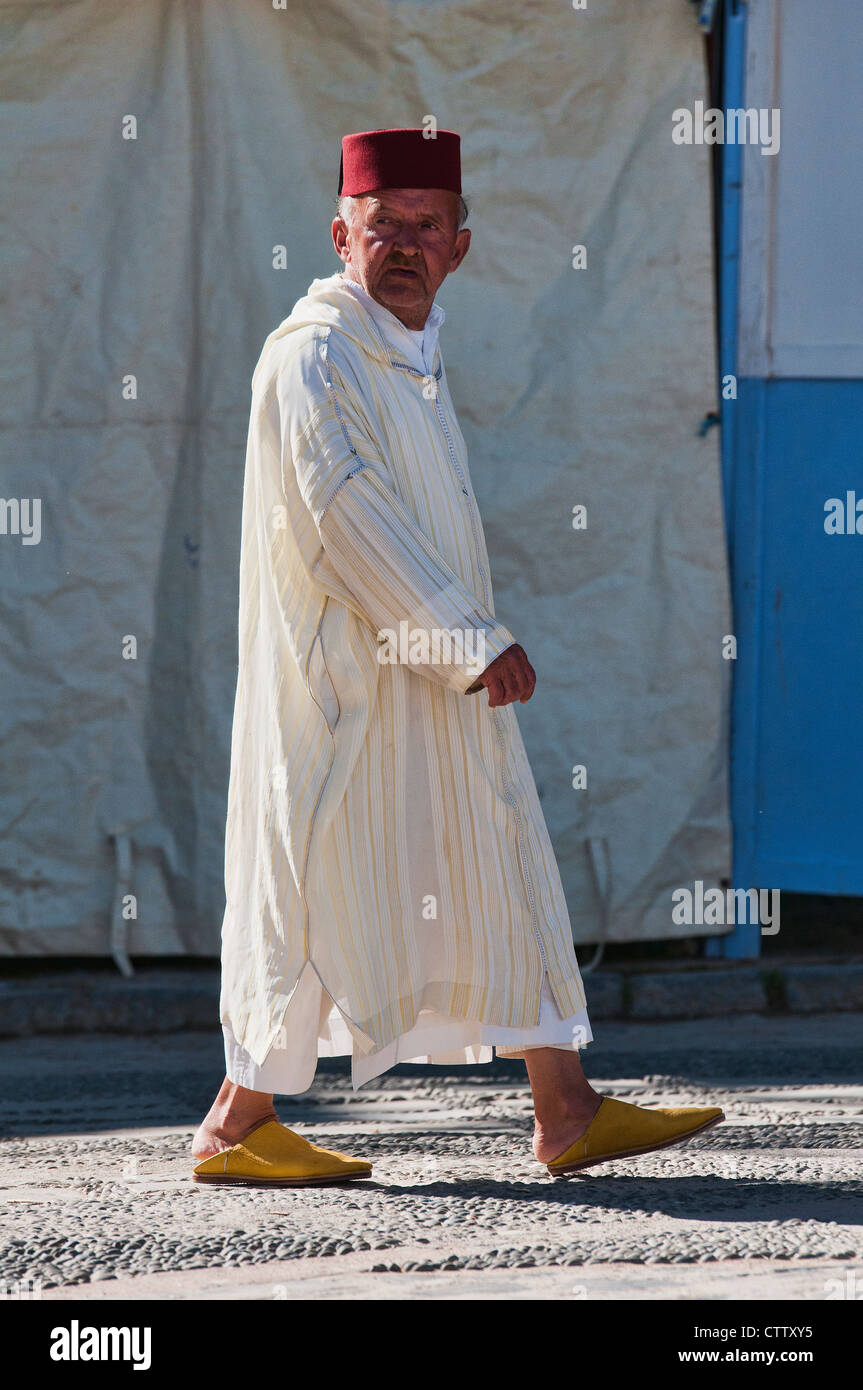Mann in einem traditionellen Fes und Jellaba in Fes, Marokko Stockfoto
