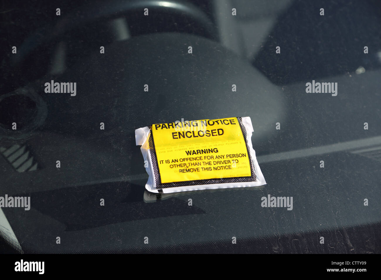 Eine Parkplatz Verletzung Bekanntmachung wurde auf einem Wagen schmutzig Windschutzscheibe platziert. Stockfoto