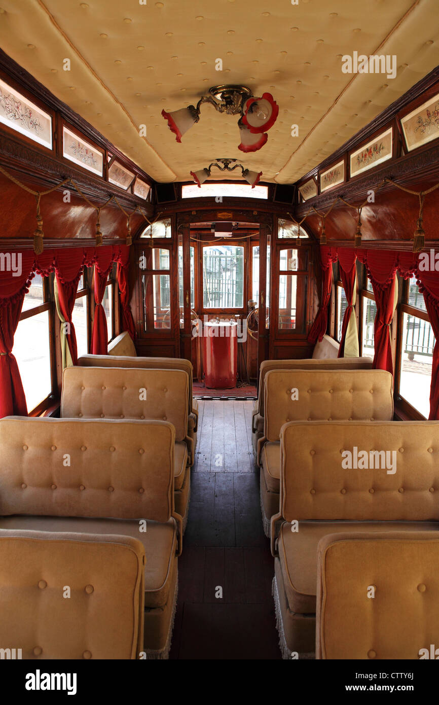 Innenraum einer historischen Straßenbahn in Lissabon, Portugal. Stockfoto