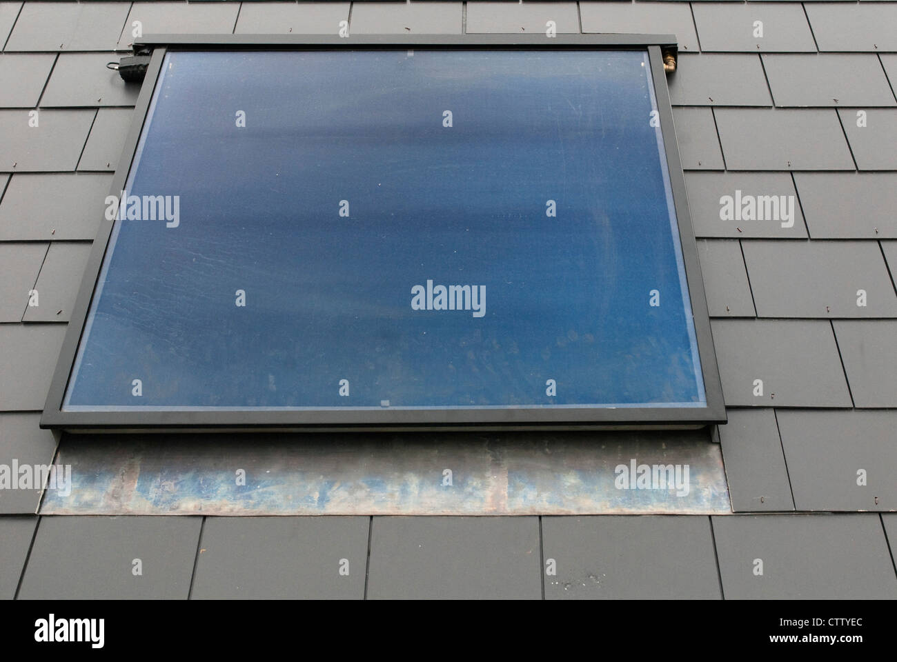 Solar-Warmwasser-Panel auf ein neues Hausdach, Norfolk, Großbritannien. Stockfoto