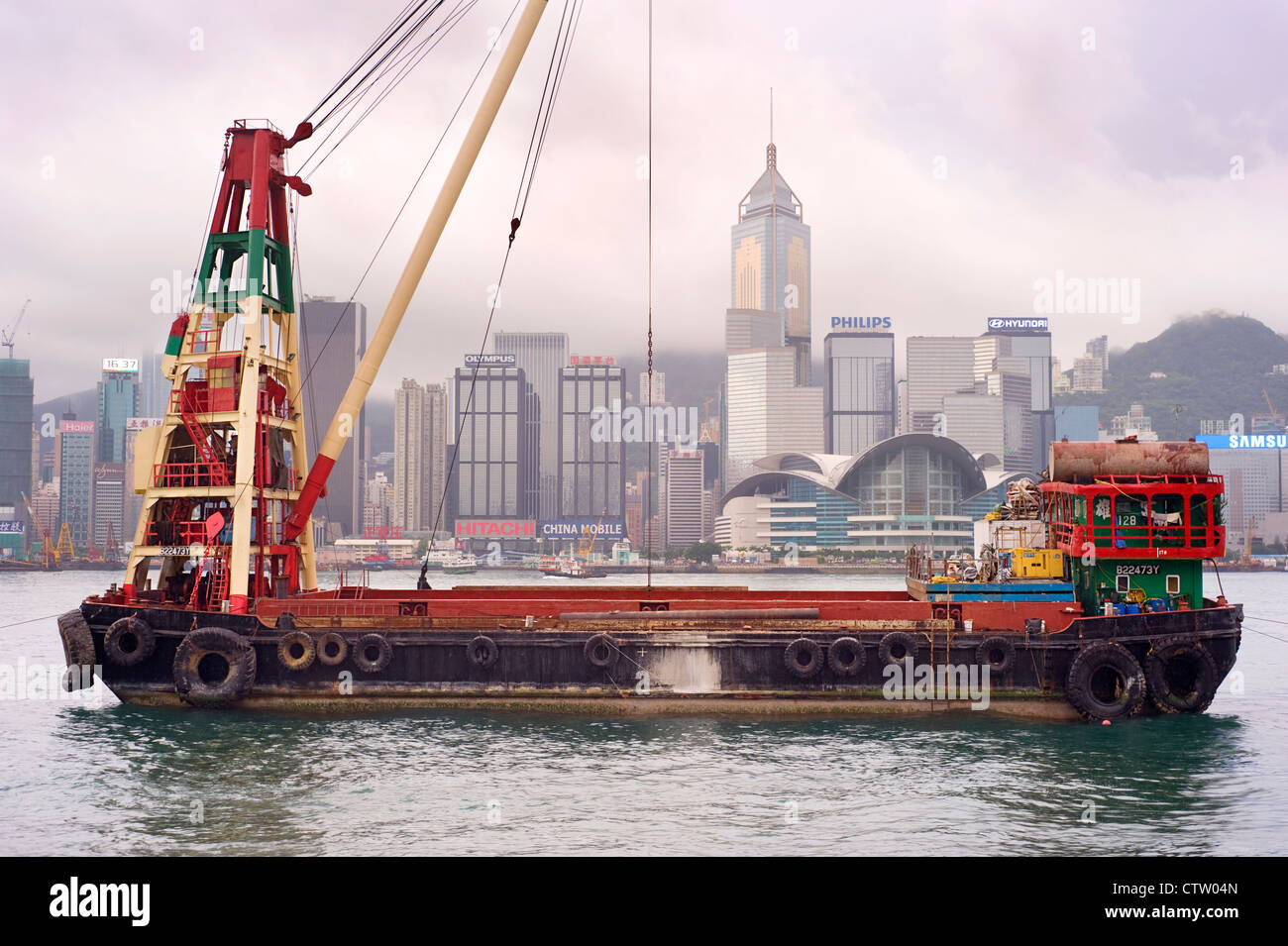 Lastkahn vor Geschäftsviertel in Hong Kong. Stockfoto