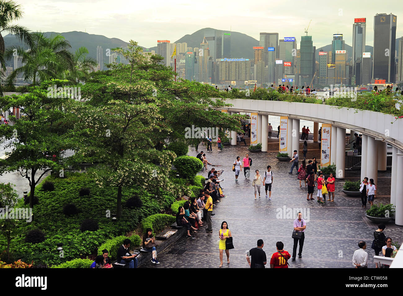 Menschen in Tsim Sha Tsui bei Sonnenuntergang. Stockfoto