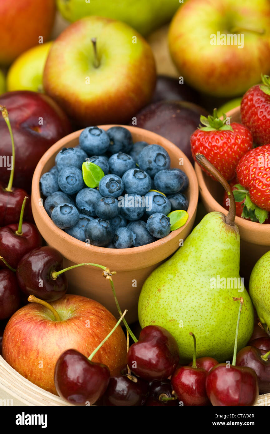 Ernte der britischen Sommer oder Herbst frisches Obst inklusive: Heidelbeeren, Erdbeeren, Äpfel, Kirschen, Pflaumen und Birnen Stockfoto