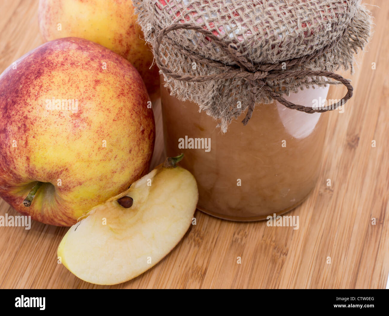 Frische hausgemachte Apfelmus auf hölzernen Hintergrund Stockfoto