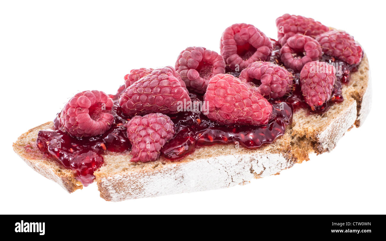 Brot mit Marmelade Himbeeren und frischen Früchten isoliert auf weiss Stockfoto