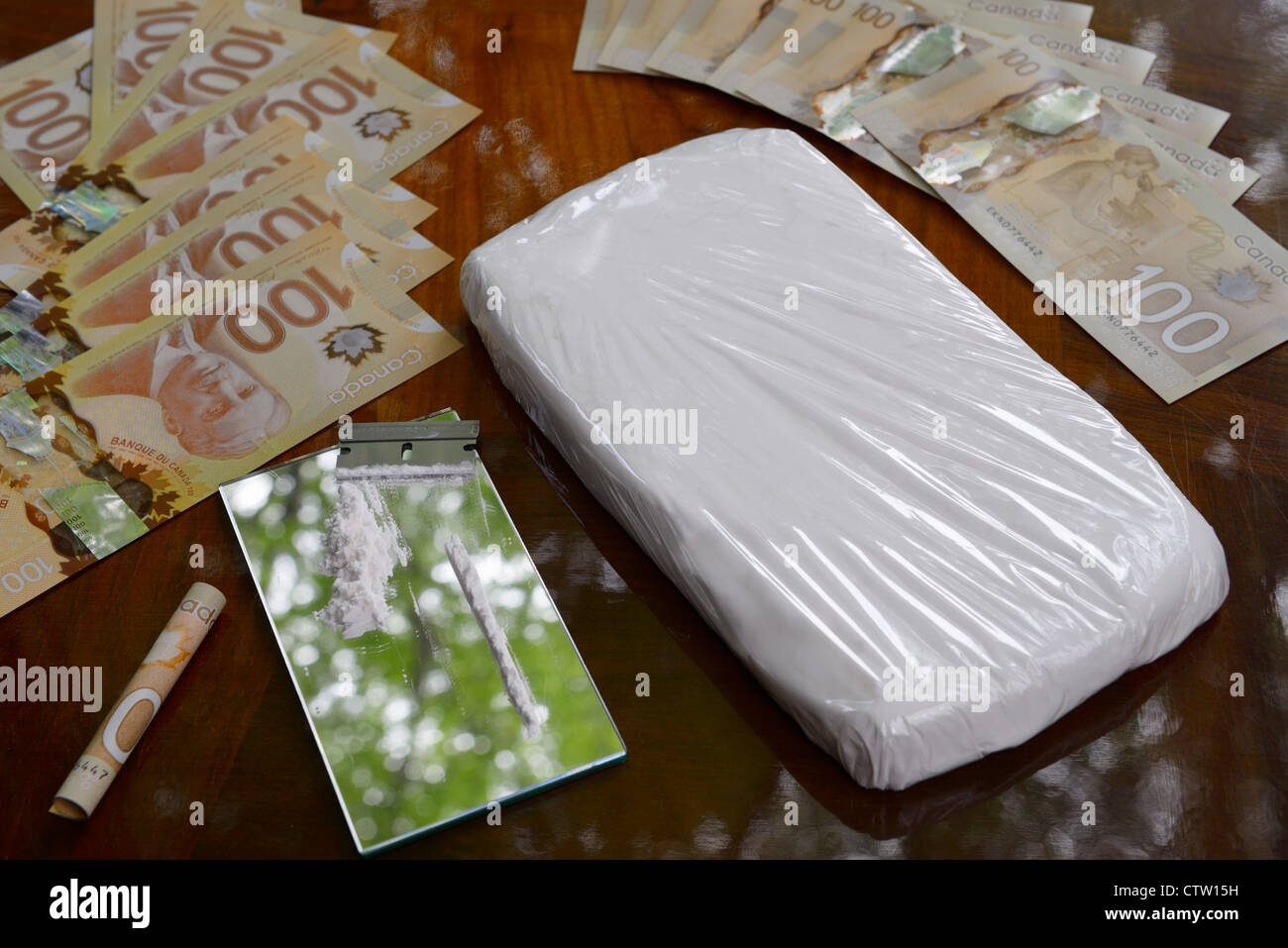 Große Tasche von Kokain und Koks mit Rasierapparat auf Spiegel auf Tabelle Blade mit kanadischen 100 Dollar-Scheine cash Geld Stockfoto