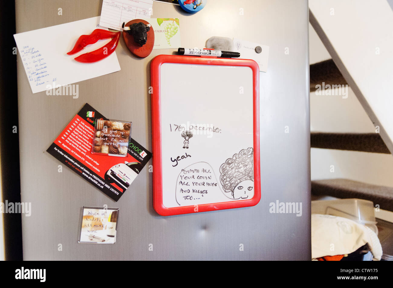 Kühlschranktür mit Magneten und Message-Board. Stockfoto