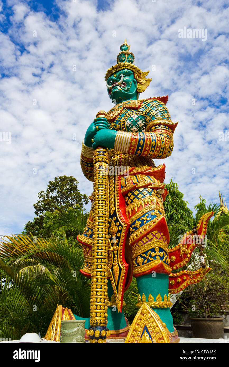 Foto der riesigen Statue im Tempel von Thailand. Stockfoto