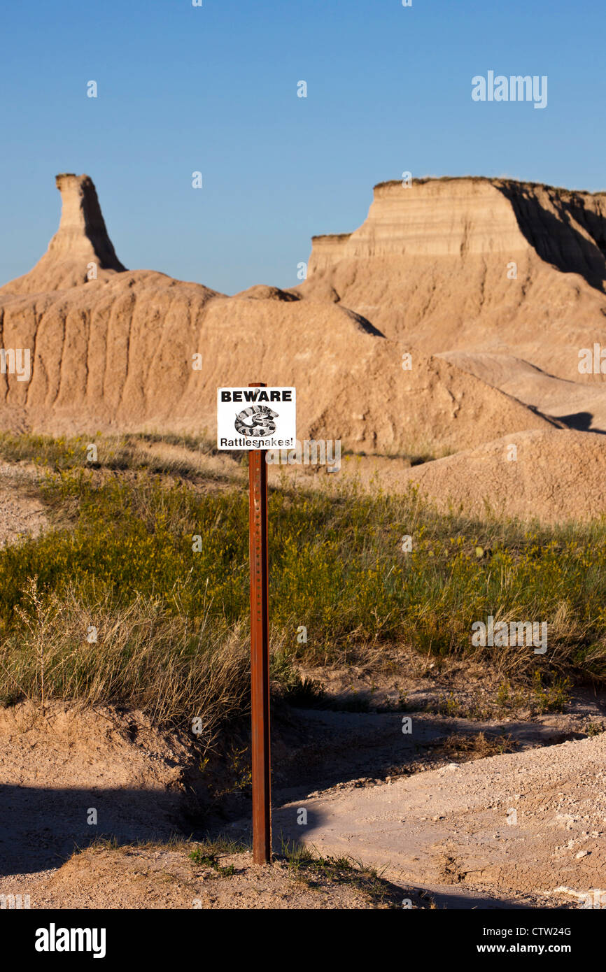 Klapperschlange Warnschild auf einem Wanderweg, Badlands Nationalpark, South Dakota, Vereinigte Staaten von Amerika Stockfoto