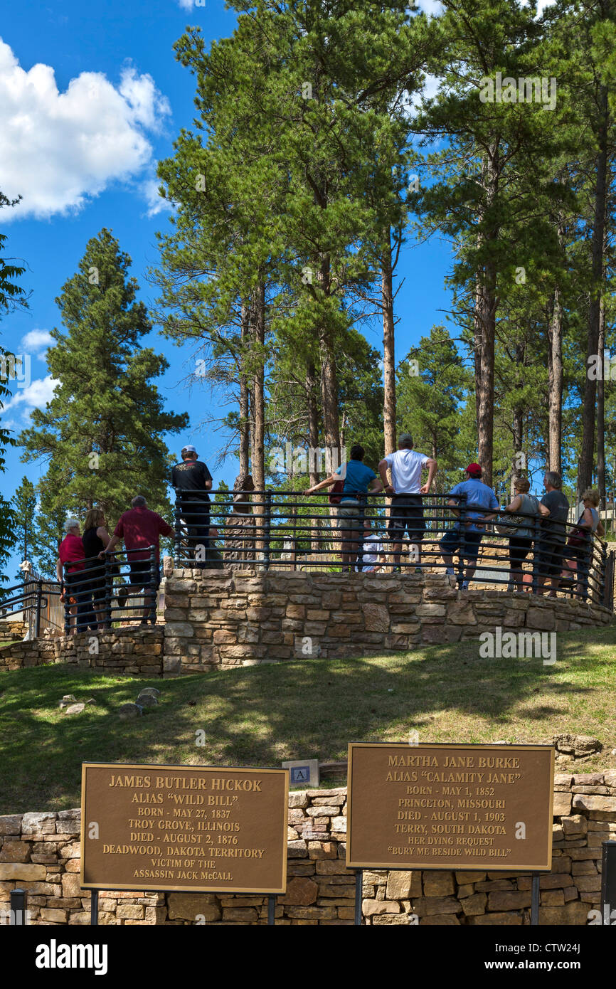Touristen rund um die Gräber von Wild Bill Hickok und Calamity Jane auf dem Mount Moriah Cemetery, Deadwood, South Dakota, USA Stockfoto