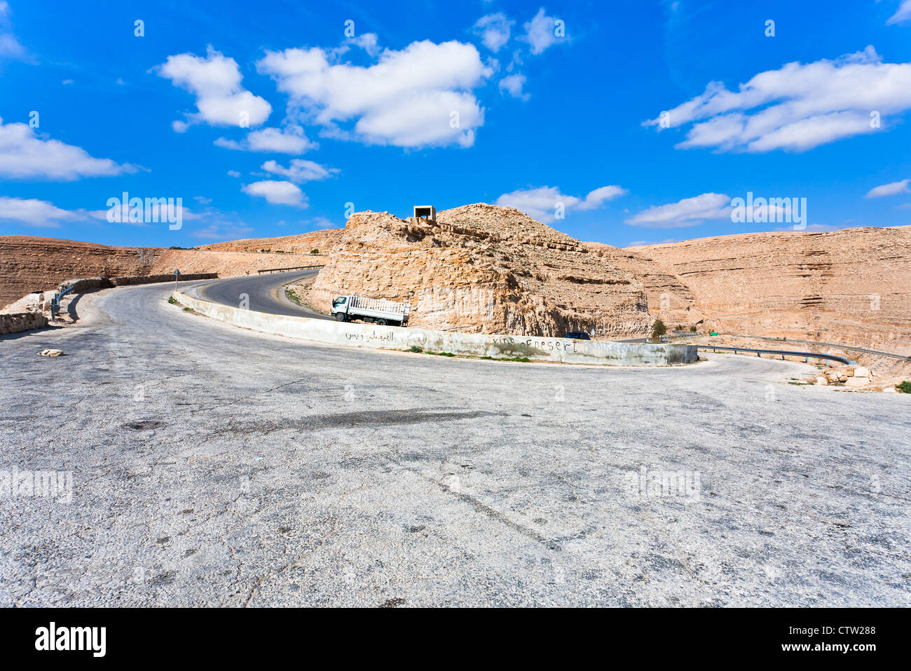 Straße am Bergpass in Jordanien im sonnigen Tag Stockfoto