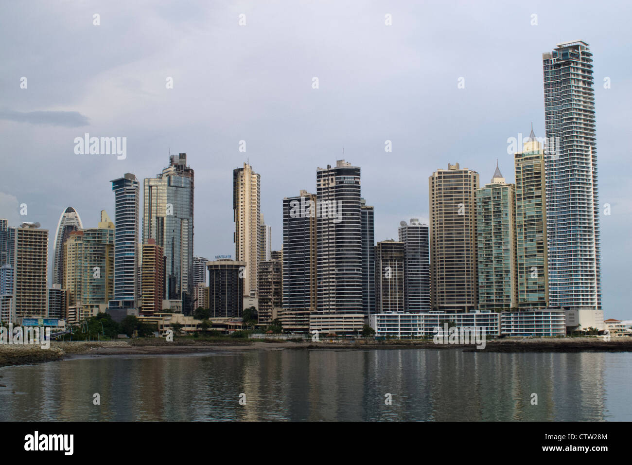 Gesamtansicht der Wolkenkratzer / Skyline mit Bucht / Wasser, Panama City, Panama Stockfoto
