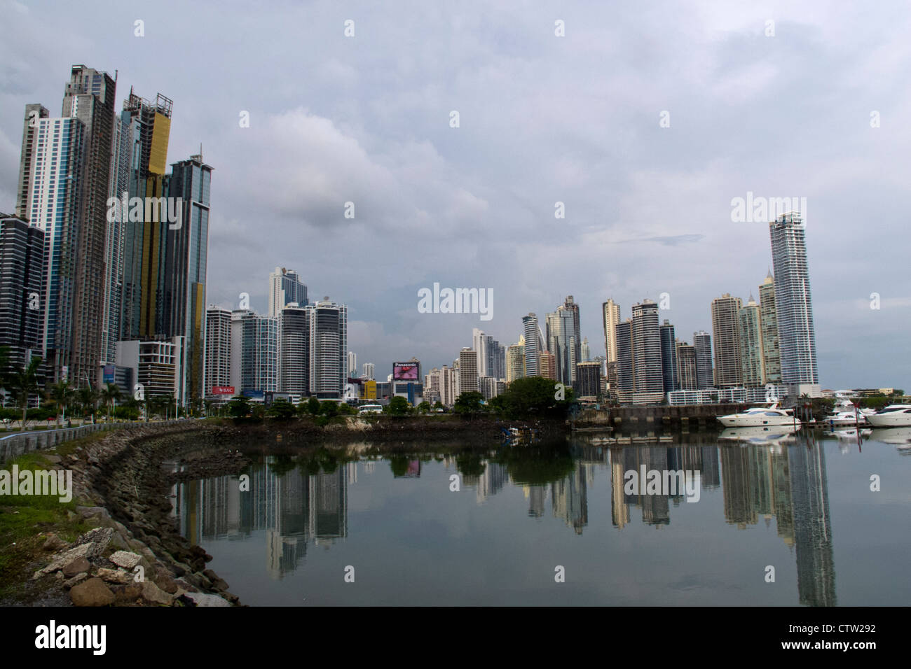 Gesamtansicht der Wolkenkratzer / Skyline mit Bucht / Wasser, Panama City, Panama Stockfoto