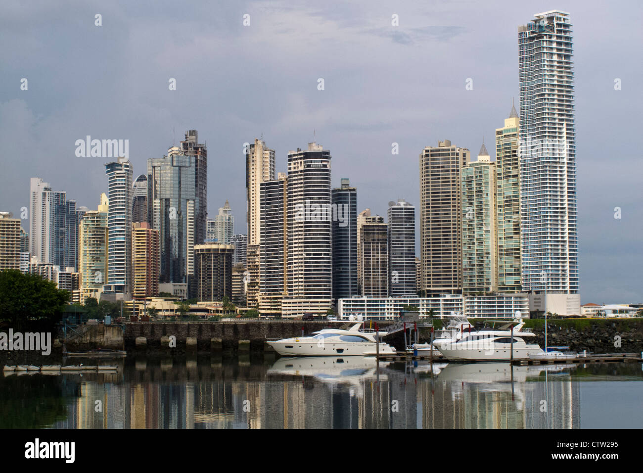 Gesamtansicht der Wolkenkratzer / Skyline mit Bucht / Wasser-Ansicht und Boote, Panama City, Panama Stockfoto