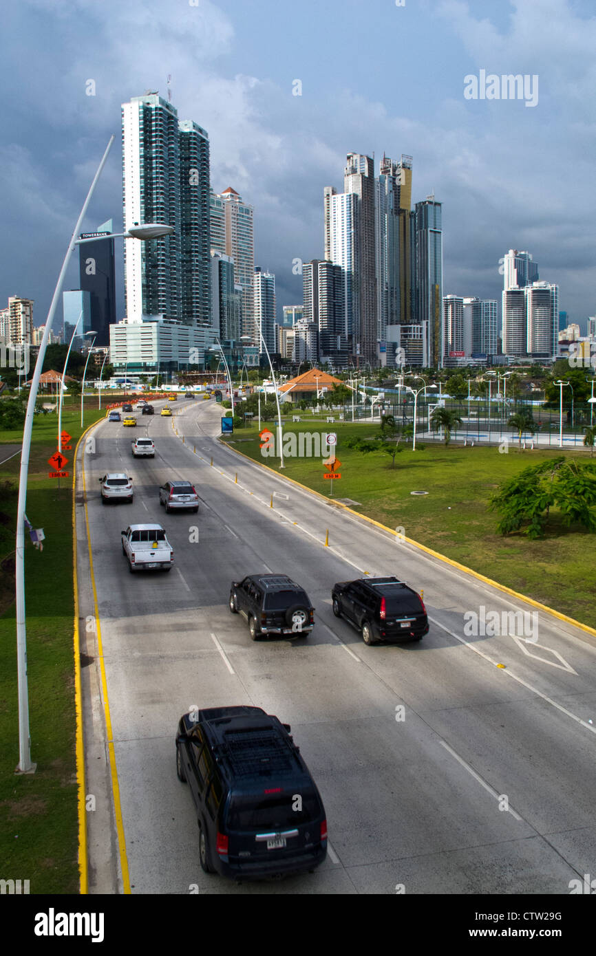 Gesamtansicht der Wolkenkratzer / Skyline mit Autobahn und Verkehr, Panama City, Panama Stockfoto