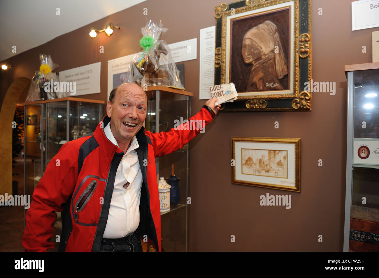 Michel Bilodeau, Inhaber der Musee du Chocolat in Bromont, Quebec, mit Kunstwerken von Schokolade gemacht. Stockfoto