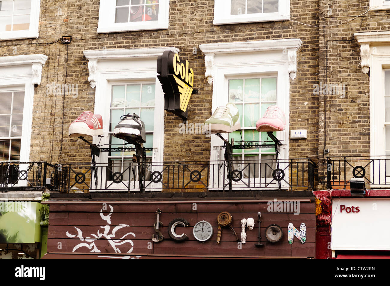 Larger than life Modelle der Schuhe an der Fassade eines Ladens in Camden. Stockfoto