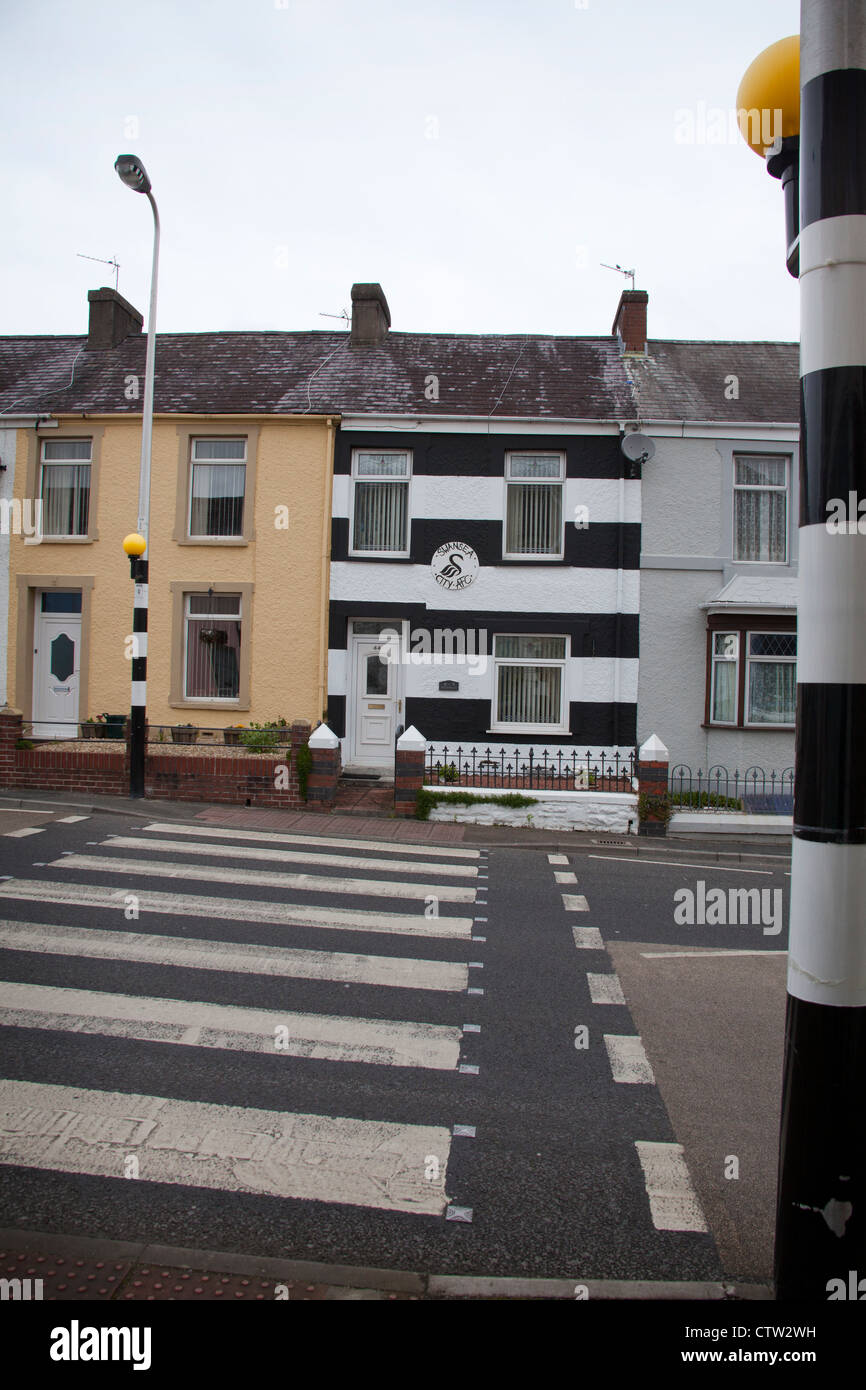 Haus gemalt mit Swansea Stadt A.F.C Streifen, Llandeilo, Pembrokeshire, Wales, UK Stockfoto