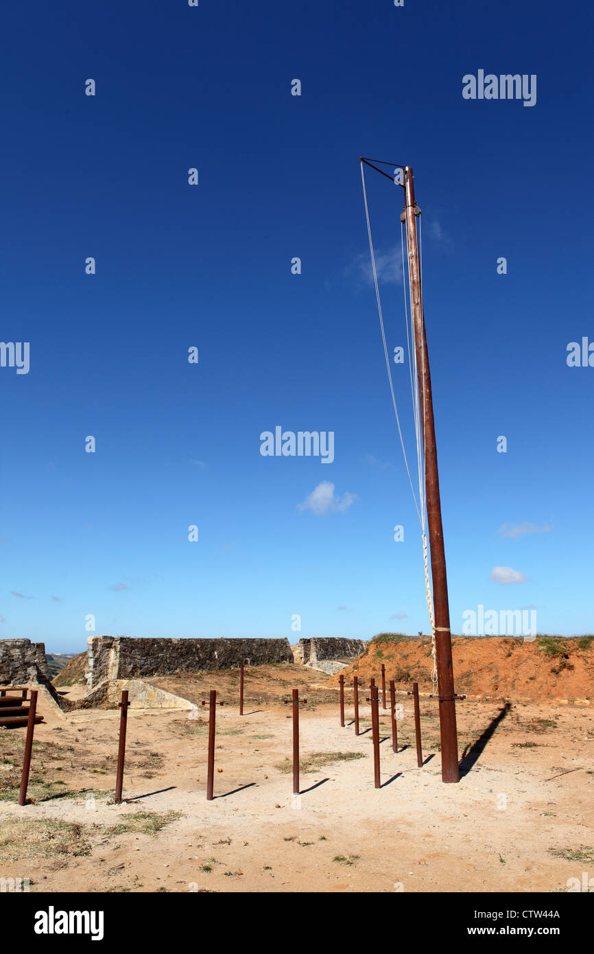 Teil eines Semaphors Signalisierung Bahnhof innerhalb von Forte de São Vicente, auf den Linien von Torres Vedras, Portugal. Stockfoto