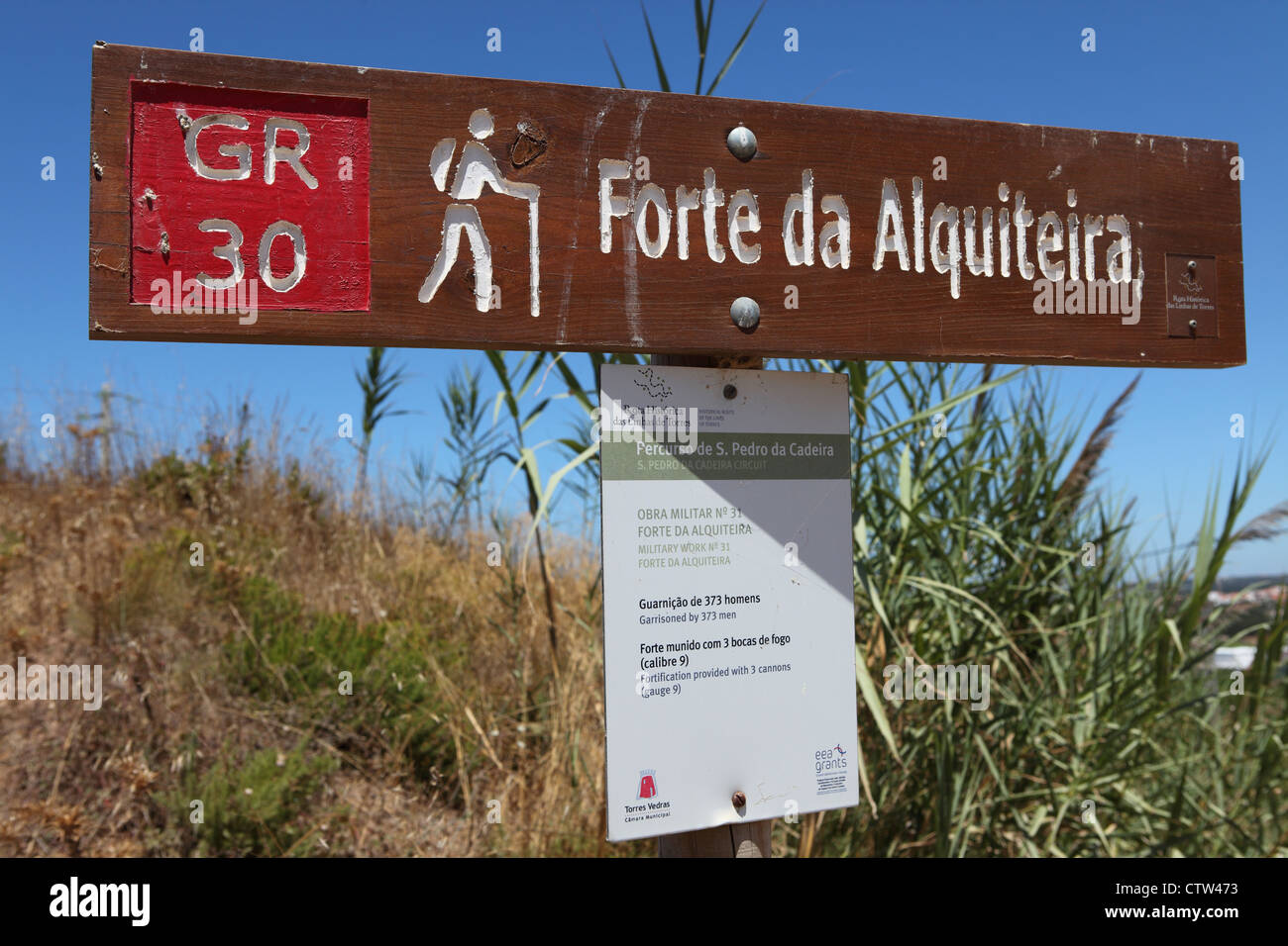 Zeichen für die Forte da Alquiteira, eine der Festungen auf den Wanderweg, der die Linien von Torres Vedras folgt in der Nähe von Lissabon, Portugal Stockfoto