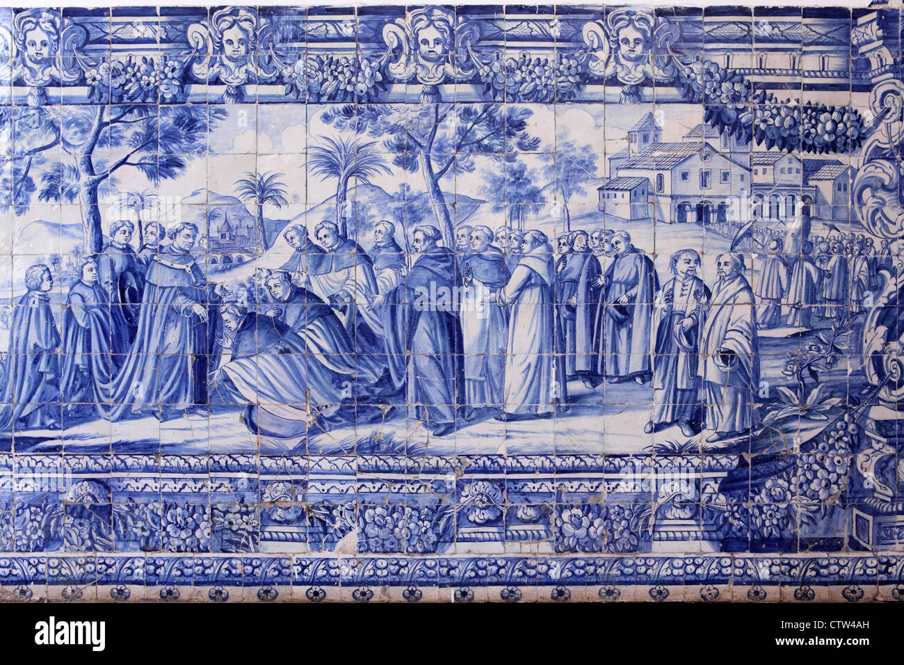 Eine Darstellung eines Treffens der christlichen religiösen Orden und Chinesen auf Azulejo-Fliesen in Torres Vedras, Portugal. Stockfoto