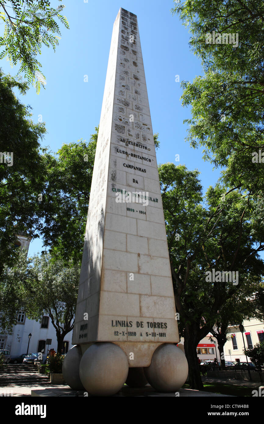 Obelisk zur Erinnerung an die gemeinsame Aktion der britisch-portugiesischen erstelle ich die Linien von Torres Vedras in Lissabon, Portugal. Stockfoto