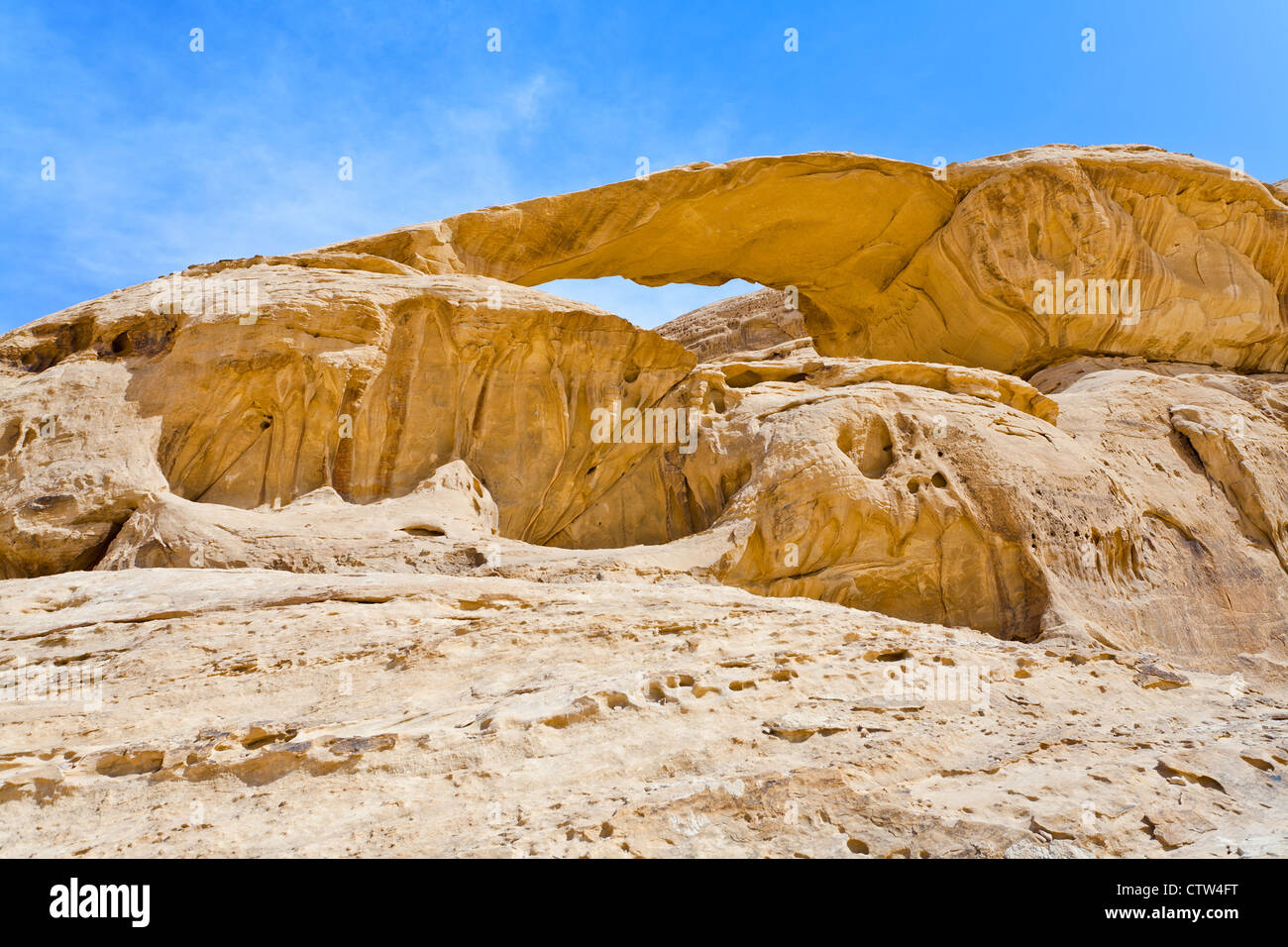 Brücke Sand Felsen in der Wüste Wadi Rum, Jordanien Stockfoto