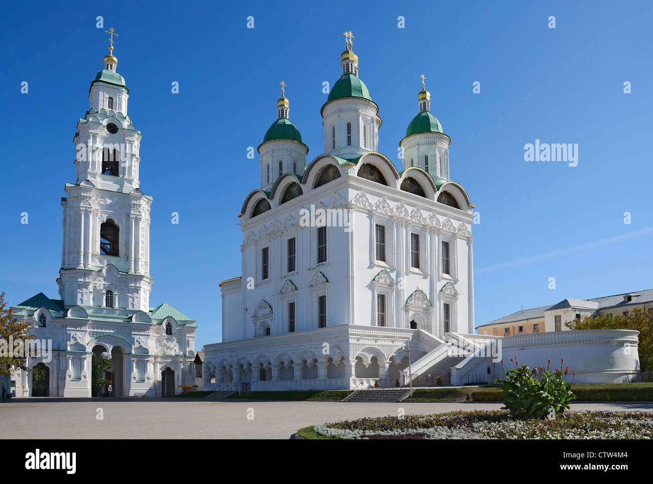 Uspenski-Kathedrale und Glockenturm des Kremls in Astrakhan, Russland Stockfoto