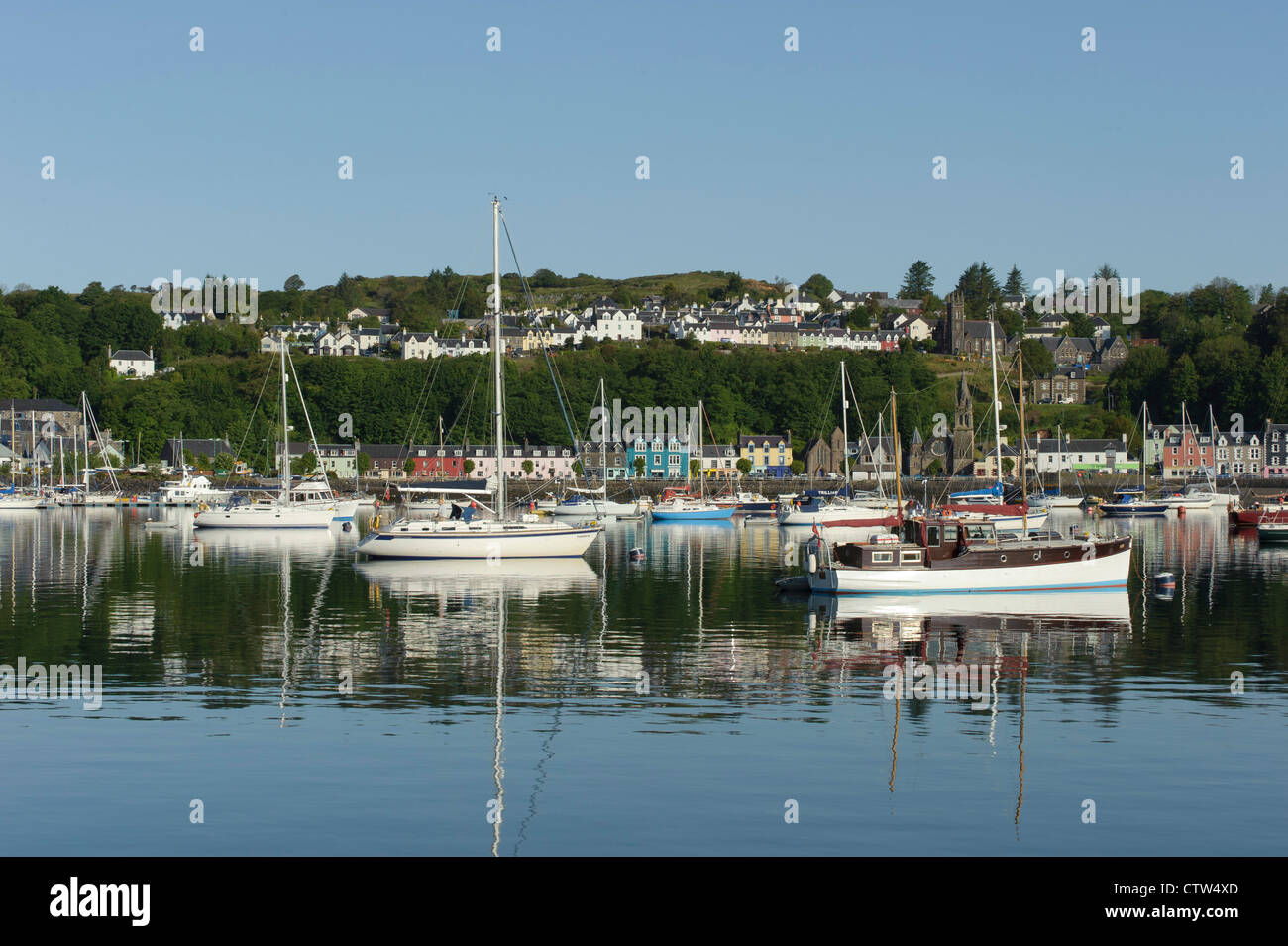 Boote im Hafen von Tobermory auf der Isle of Mull, Schottland. Juni 2011. Stockfoto