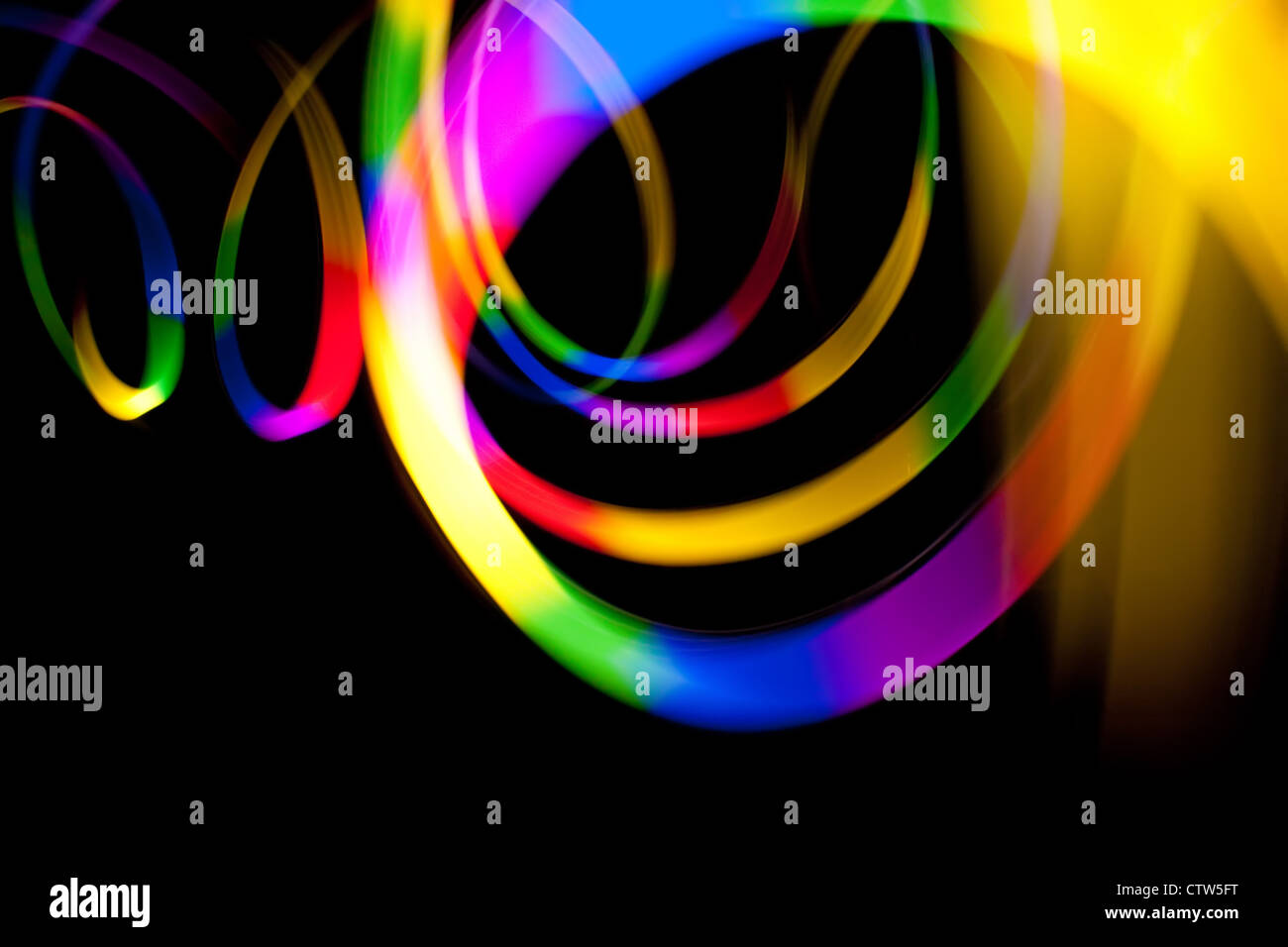 Abstrakte regenbogenfarbenen helle Streifen über einem dunklen schwarzen Hintergrund isoliert. Stockfoto
